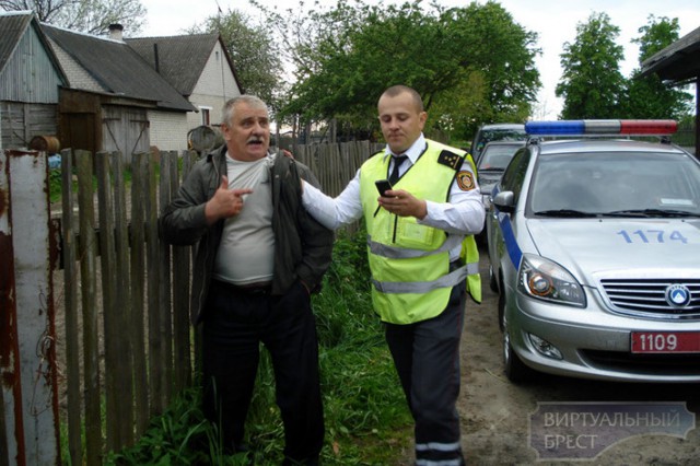 Владелец самодельного трактора ввязался в драку с