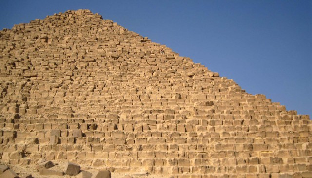 Почему нельзя забираться на пирамиду