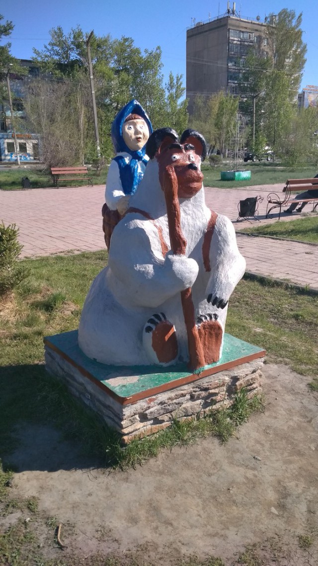Скульптура "Маша и медведь перед лицом Апокалипсиса"