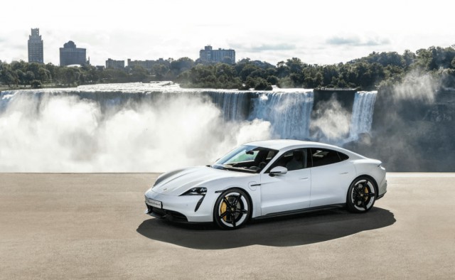 Porsche представила свой первый серийный электромобиль - Taycan