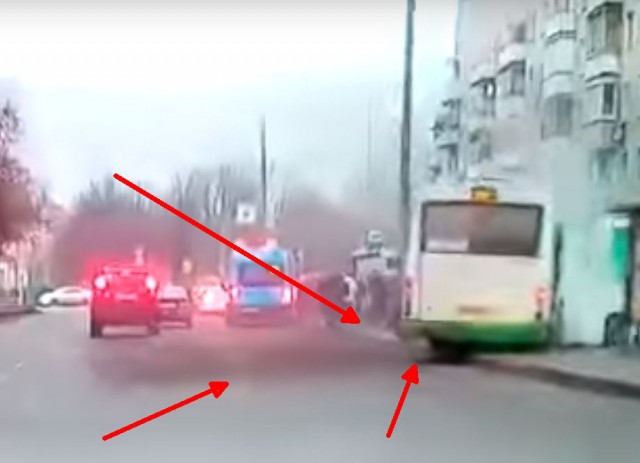 Пассажирский автобус вылетел на остановку в Москве
