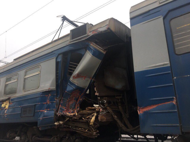 Экскаватор упал с моста на поезд между станциями Яуза и Маленковская
