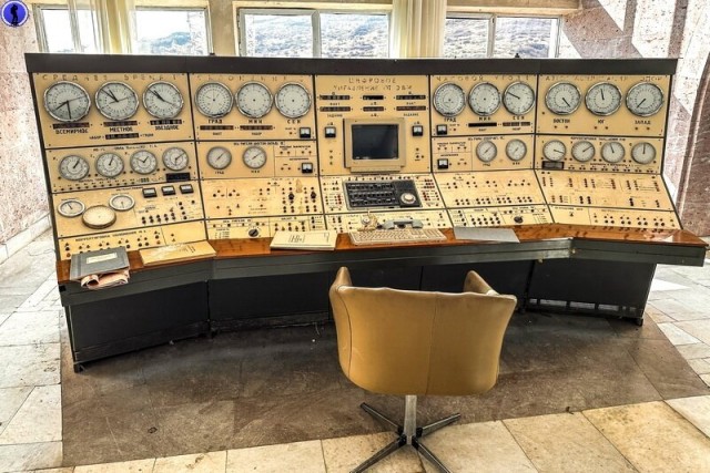 Отсюда управляли гигантским советским научным радиотелескопом "Геруни"