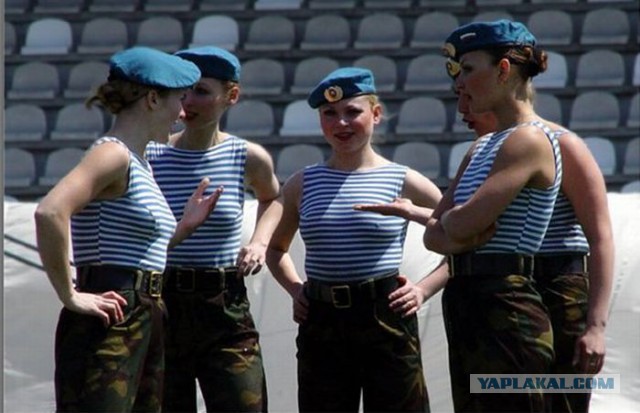 v-kazarme-devushki-foto