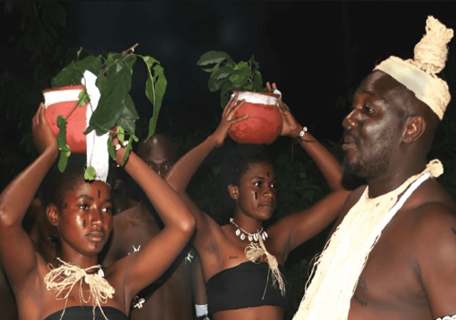 Безумный африканский обычай «трокоси»: девушки платят за грехи своих отцов находясь в рабстве у жреца и рожают ему детей
