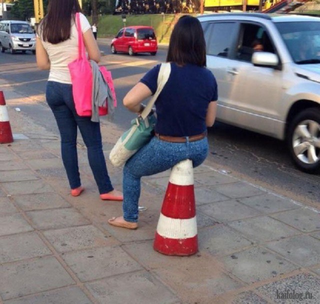 Прикольная девка присела у ведра