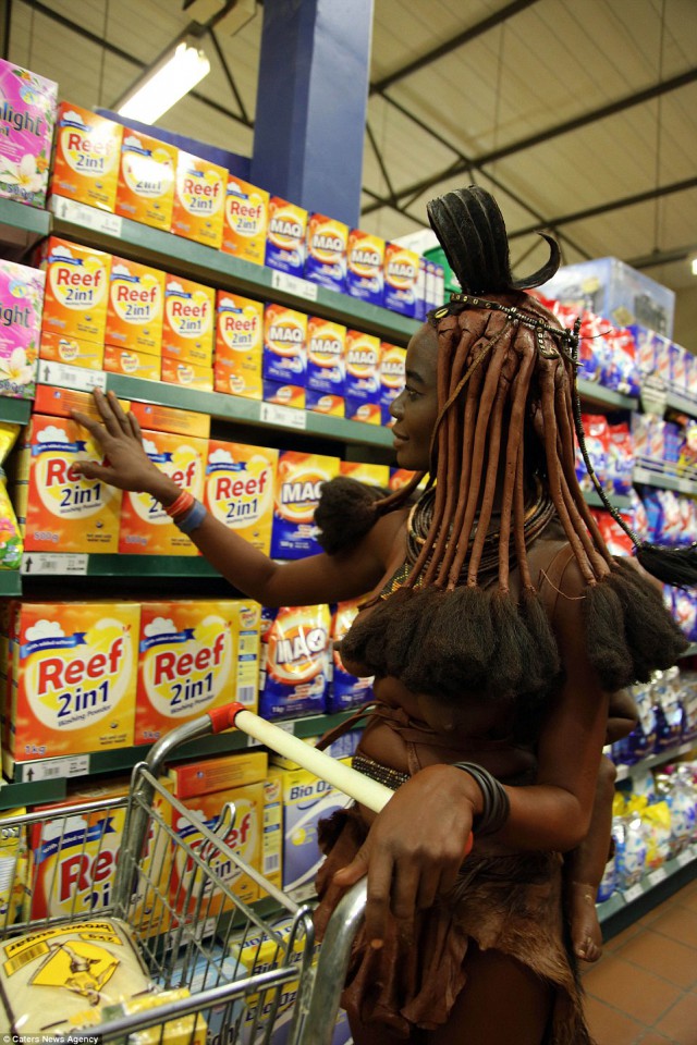 Повседневная жизнь в Намибии: женщина племени химба в супермаркете