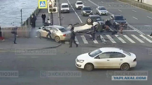 Два автомобиля врезались в толпу людей в Петербурге