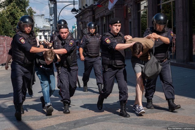 Фоторепортаж: Столкновения с ОМОНом и задержания в центре Москвы