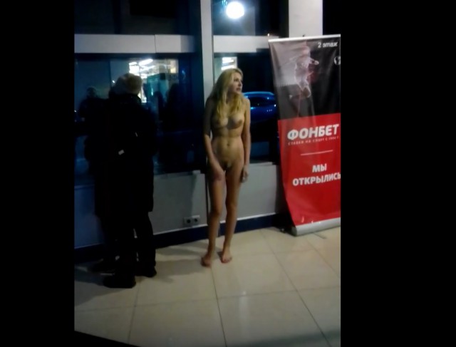 Голая москвичка попыталась прилюдно раздеть дочь в торговом центре