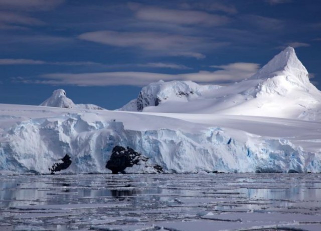 Наконец-то их поймали: ученым удалось зафиксировать еле заметные экзотические частицы тау-нейтрино под антарктическим льдом