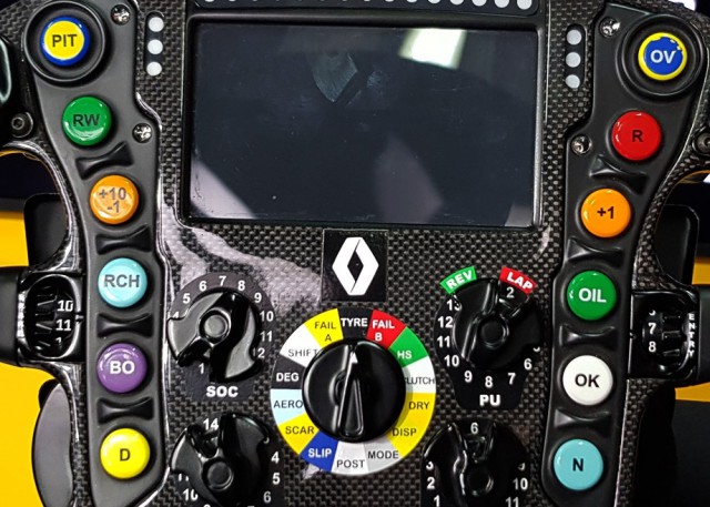 Не жми без подсказки! Для чего все эти кнопки и рычажки на руле Формулы-1
