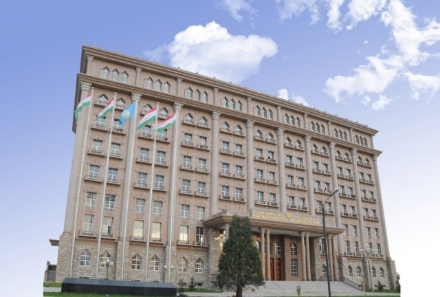 Таджикистан рекомендует своим гражданам временно не выезжать в РФ.