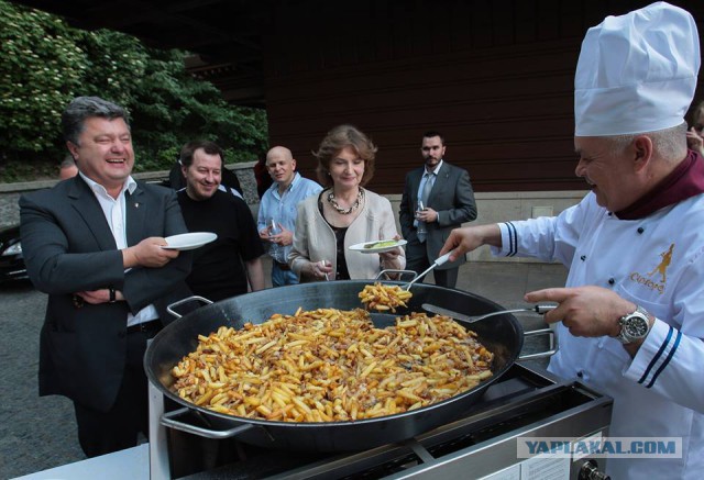 Порошенко и Бузина в Киеве едят картошку
