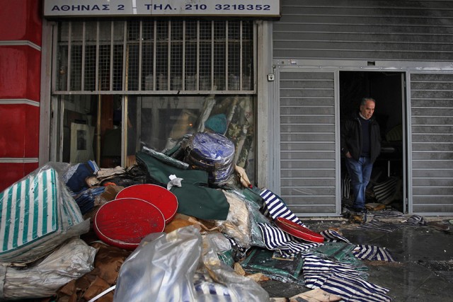 Жители Афин всю ночь жгли и грабили магазины