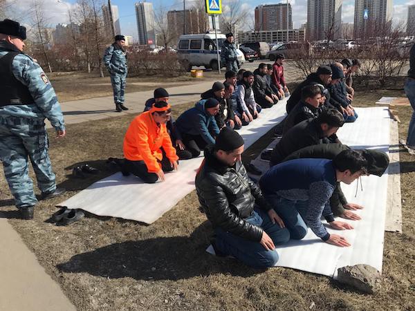 У ТЦ «Москва» задержаны 27 человек, совершавших намаз