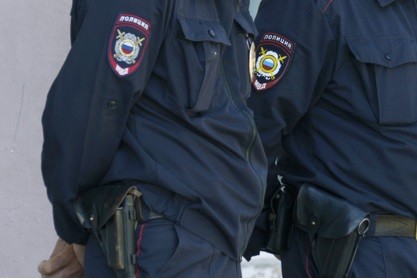 Российских полицейских задержали за закладку тайника с наркотиками