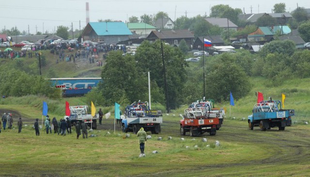 Гонки на грузовиках под проливным дождем.