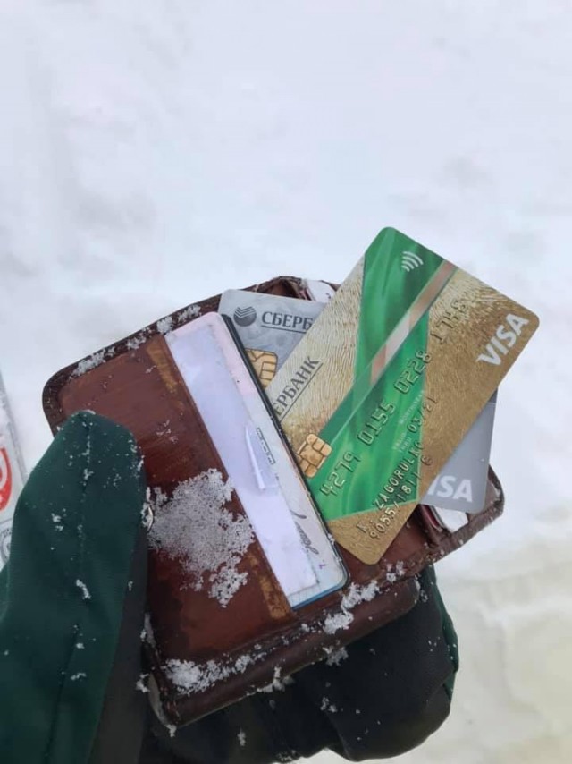 Врач-стоматолог нашел на Красной поляне в Сочи полный кошелек с деньгами и картами