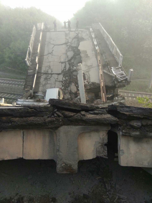 Дороги нет: в Донбассе взорван мост в Луганск