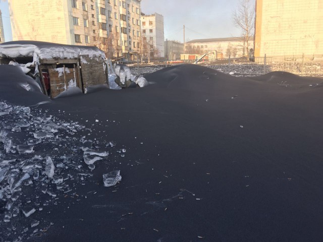 В двух городах России выпал чёрный снег
