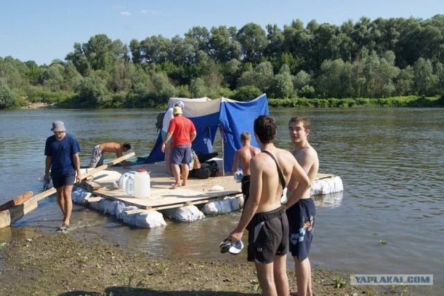 Плот из пластиковых бутылок