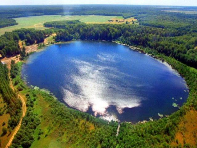 Для чего в Гомельской области  построено озеро?