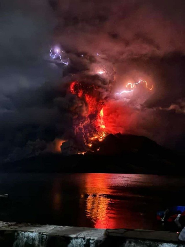 Апокалиптические кадры приходит из Индонезии, где начал извергаться опасный вулкан Руанг