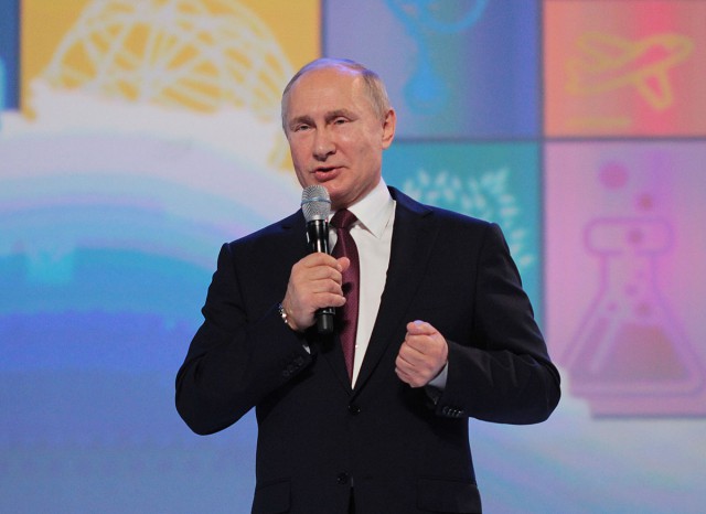 «Никто не поможет: ни бог, ни царь»: Путин призвал россиян надеяться на себя