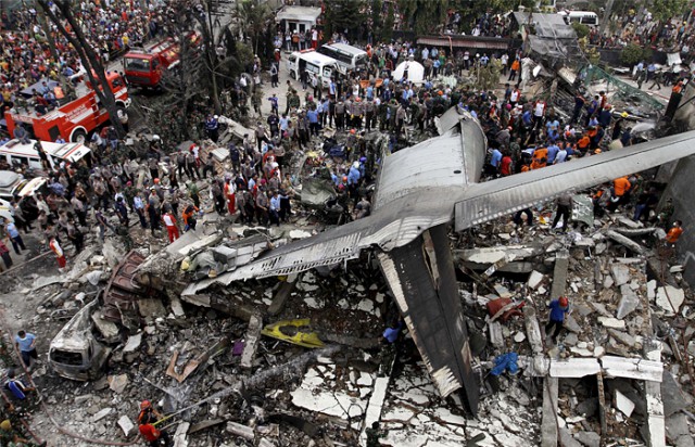 В Индонезии военный самолет рухнул на жилые дома