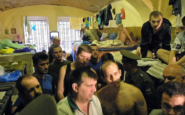 Пожаловавшегося на условия в СИЗО Арашукова перевели в камеру с капитальным ремонтом, телевизором, горячей водой, холодильником
