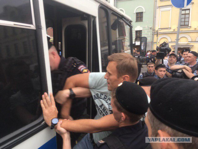 Уже более 200 человек задержали на шествии в поддержку Ивана Голунова на Чистопрудном и Цветном бульварах в Москве