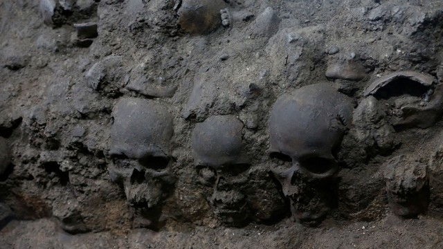 В Мехико под землей нашли башню из 650 черепов