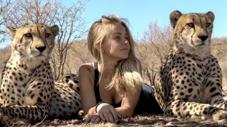 В Южной Африке девушка всю жизнь провела среди диких животных