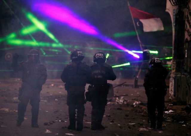 Протестующие в Чили используют мощные лазеры, чтобы ослепить полицию. Выглядит как адский рейв!