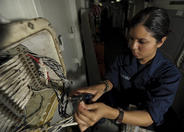 Женщины выполняют черную работу на авианосцах ВМС США