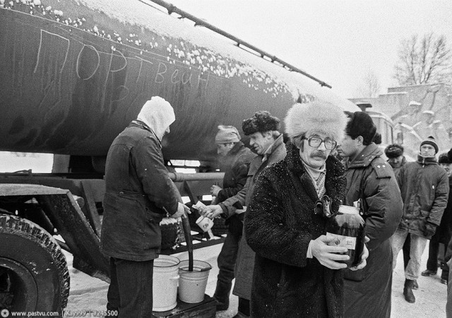 Москва 90-х, уличная торговля.