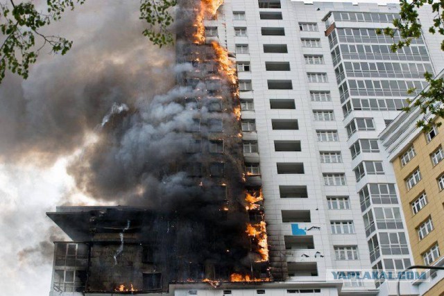 В Баку 9-этажка вспыхнула за секунды