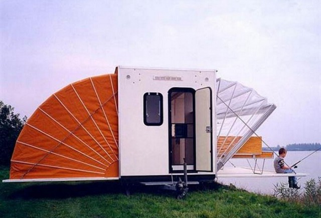 Мобильный дом и палатка на воде.
