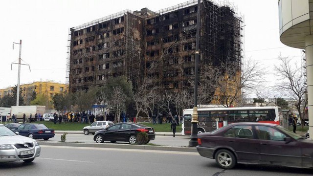 В Баку 9-этажка вспыхнула за секунды