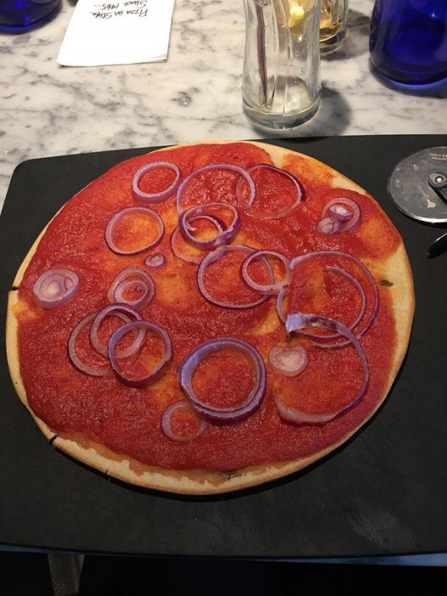 Веган-активистка потребовала в пиццерии веганскую пиццу. У Буратино, с тремя корочками хлеба, появилась достойная альтернатива