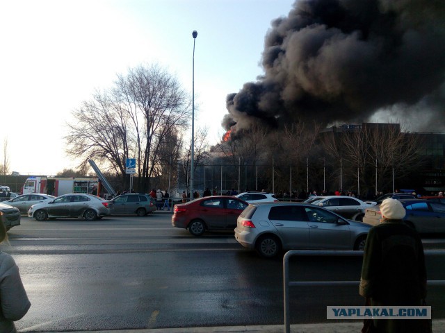 В Самаре сильный пожар рядом с ТРЦ «Звезда»