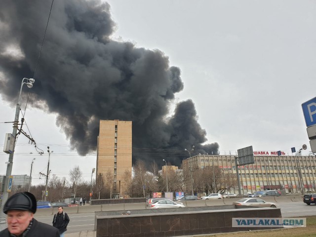 Крупный пожар возле Варшавского шоссе в Москве.