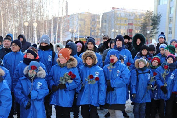 На открытие памятника погибшим детям живых детей массово привели в куртках «Единой России»