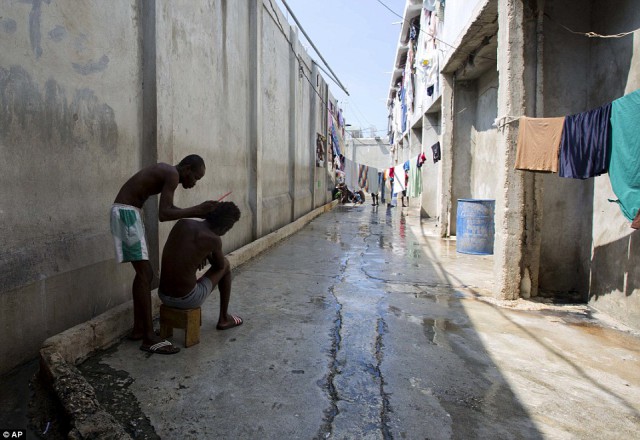 «Если не умрете в этом аду, то сойдете с ума»: внутри гаитянской тюрьмы