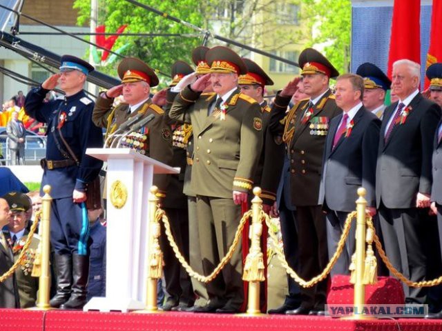 Белорусский генерал в форме НКВД - Gazeta Wyborcza