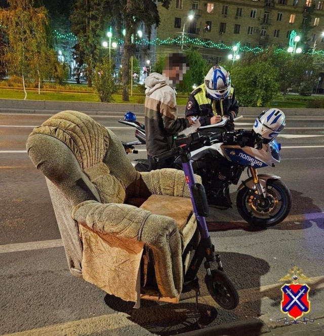 Полицейские оштрафовали волгоградца, который прокатился по улицам на модернизированном комфортабельном самокате.
