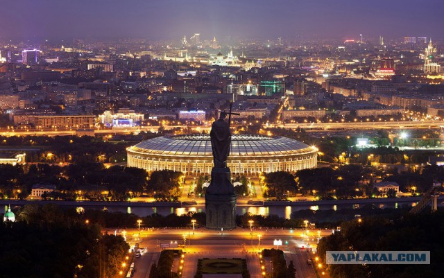 Святой Владимир парит над Москвой
