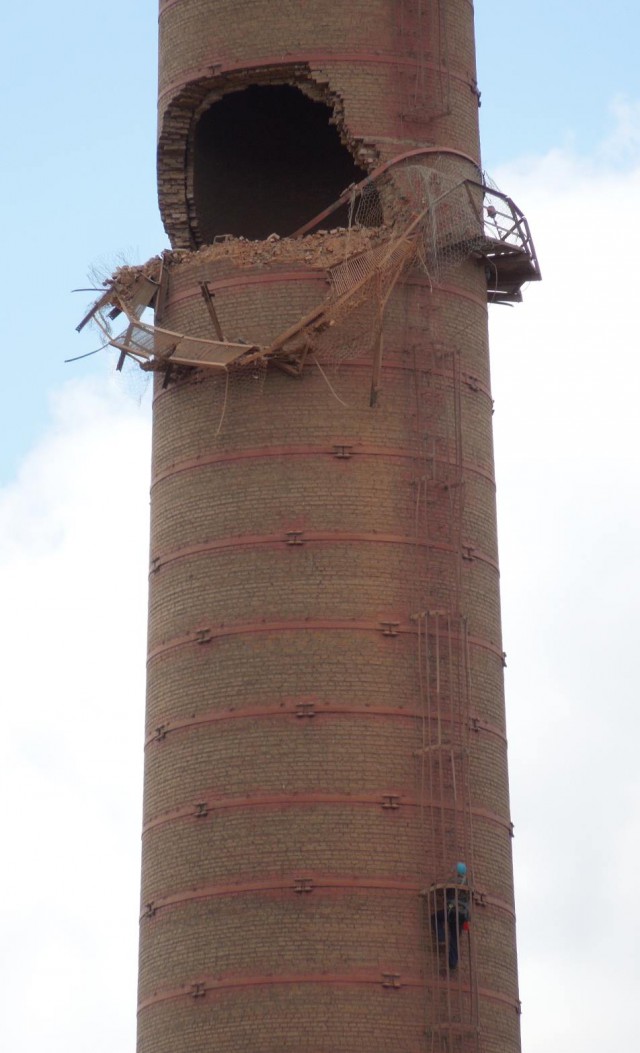 Снос трубы на красноярском цементном заводе закончился трагедией. Один человек погиб