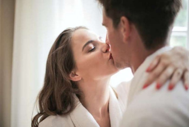 Безобидный поцелуй может привести к зубному кариесу